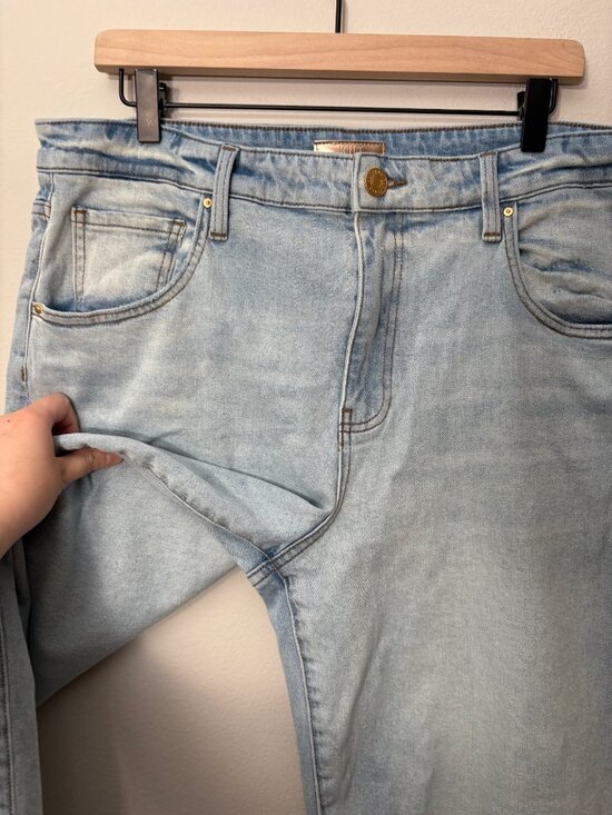 Kut from the Kloth Gwen High-Rise Wide-Leg Light-Wash Vintage Look Denim Jeans - Picture 6 of 13